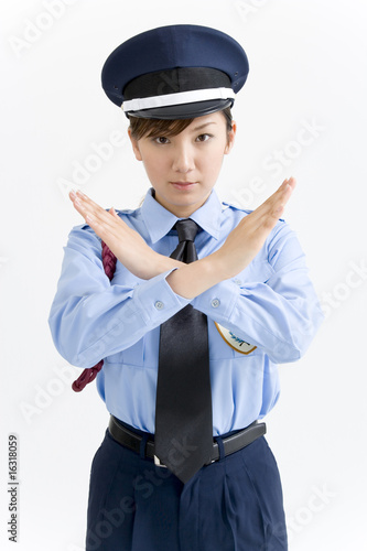 Photo: 腕を交差する女性警備員 腕を交差する女性警備員