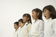並んで立つ小学生男女５人