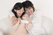 妊娠検査薬を見る夫婦
