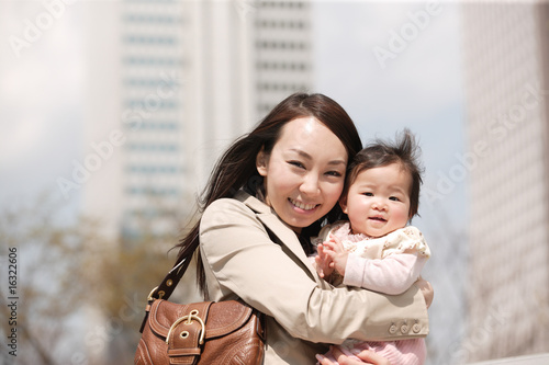 Photo: 子供を抱く母親 子供を抱く母親