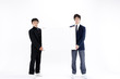 ボードを持つ男子中学生たち