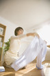 衣類をたたむ20代主婦