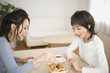 お茶をしながら談笑する20代と30代主婦