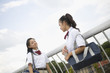 立ち話をする中学生