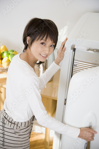 Photo: 冷蔵庫の扉を開ける20代主婦 冷蔵庫の扉を開ける20代主婦