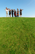 Foto: group of musicians play violins on hill against sky group of musicians play violins on hill against sky