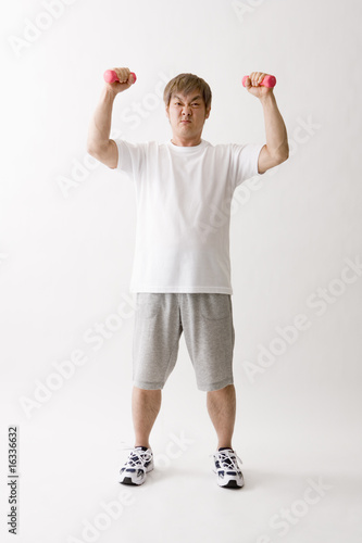 Photo: ダンベル体操をする中年男性 ダンベル体操をする中年男性