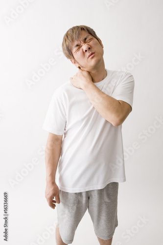 Photo: 肩に手をあてる中年男性 肩に手をあてる中年男性