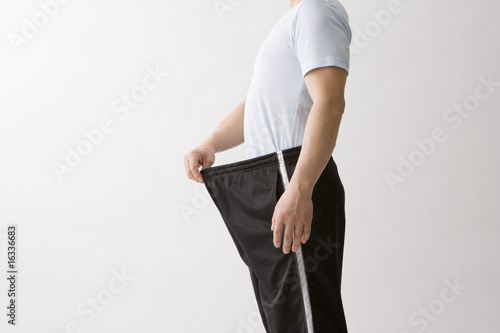 Foto: ゆるくなったパンツと中年男性 ゆるくなったパンツと中年男性