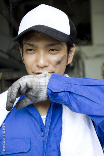 Foto: 汗を拭う男性店員 汗を拭う男性店員