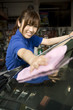 車の窓を拭く女性店員