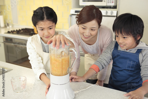 Photo: ジューサーを使う母親と子供2人 ジューサーを使う母親と子供2人