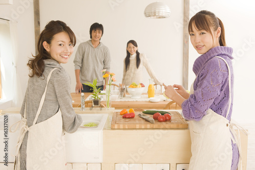 Photo: ホームパーティーの準備をする男女4人 ホームパーティーの準備をする男女4人