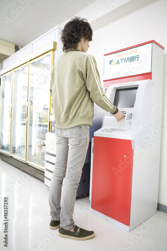 Photo: atmでお金を下ろす男性 atmでお金を下ろす男性