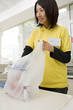 商品を袋に詰める女性店員