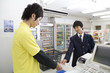会計をする男性店員と高校生