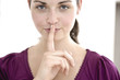 Foto: junge schöne frau legt geheimnisvoll finger auf lippen junge schöne frau legt geheimnisvoll finger auf lippen