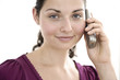 Foto: junge frau am telefon in büro junge frau am telefon in büro