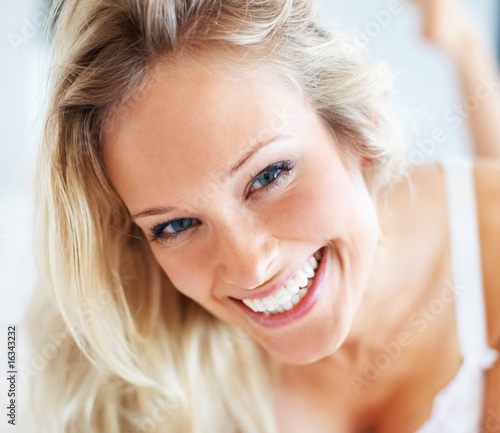 Foto: Closeup portrait of a happy female smiling Closeup portrait of a happy female smiling