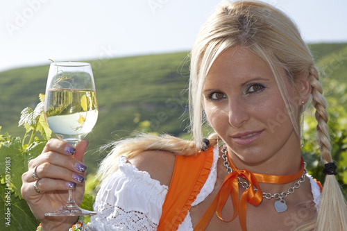 Junge Frau mit Weinglas Junge Frau mit Weinglas