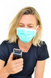 Femme malade avec un téléphone portable.