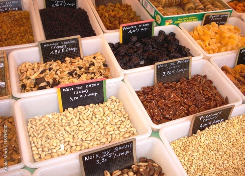 Foto: Nüsse und Trockenobst auf französischem Markt Nüsse und Trockenobst auf französischem Markt