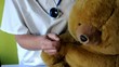 Dr. Teddy Medizin nehmen