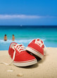 rote sneakers am strand