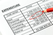 Zahlen einer Statistik mit Rotstift. Amerikanisch.