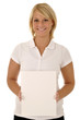 Junge Frau in weißem Poloshirt mit Schild
