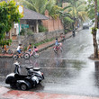 Straßenszene im Monsunregen auf Bali