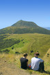 Vue sur le Puy de Dôme avec promeneurs et pique-nique.