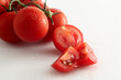 Strauchtomaten rot auf weiss mit Wassertropfen,