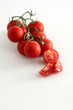 Strauchtomaten rot auf weiss mit Wassertropfen,