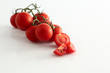 Strauchtomaten rot auf weiss mit Wassertropfen,