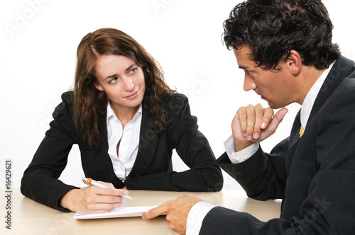 Photo: Besprechen eines Vertrages Besprechen eines Vertrages