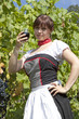 Junge Frau mit einem Glas Rotwein Junge Frau mit einem Glas Rotwein