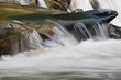Acqua di cascata su una pietra Acqua di cascata su una pietra