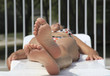 détente au bord de la piscine
