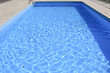 l'eau bleue de la piscine