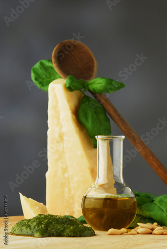 Pesto alla genovese con ingredienti Pesto alla genovese con ingredienti