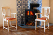 Stühle am brennenden Kamin Stühle am brennenden Kamin