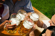 Gruppe Freunde im Biergarten