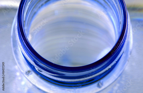 Photo: bouteille d’eau minérale en plastique bouteille d’eau minérale en plastique