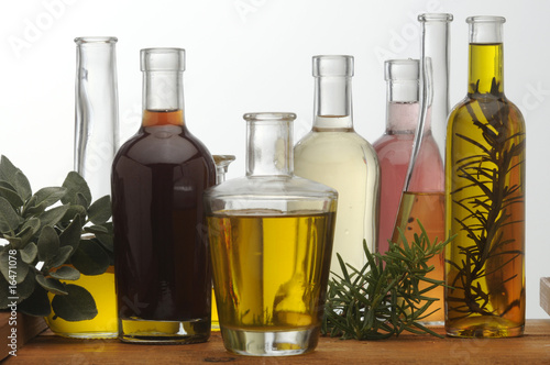 Foto: Olio di oliva e aceto di vino con rosmarino e salvia Olio di oliva e aceto di vino con rosmarino e salvia
