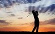Foto: Golfer silhouetted against beautiful sunrise Golfer silhouetted against beautiful sunrise