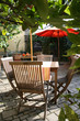 biergarten im herbstlicht