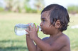 bambino  che beve acqua dal  biberon