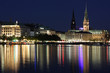 Binnenalster bei Nacht mit Hamburger Rathaus und Nikolaikirche