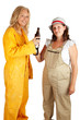 Bauarbeiterin beim Biertrinken